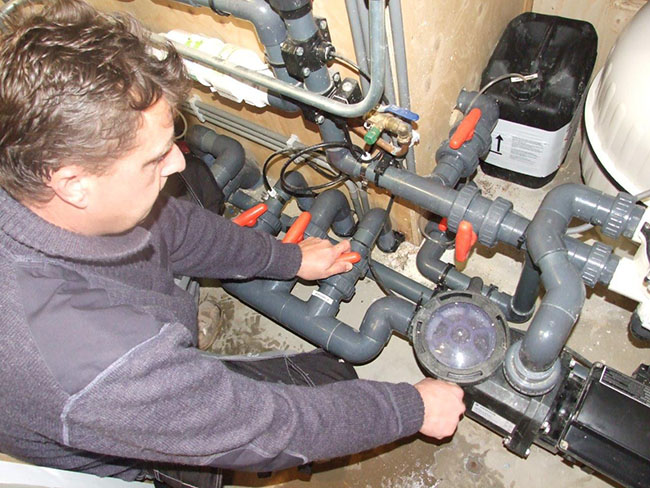Reparatie en onderhoud aan spa of zwemspa
